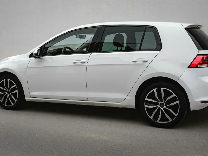 Witte Volkswagen Golf van opzij