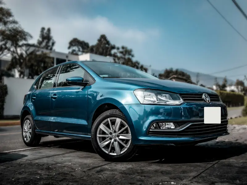 Blauwe Volkswagen Polo schuin van voren