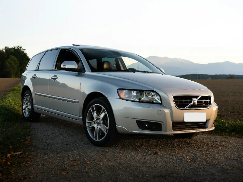 Zilveren Volvo V50 stationwagen langs een akker