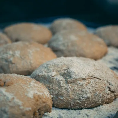 Ronde bolletjes met een laagje bloem op een bakplaat