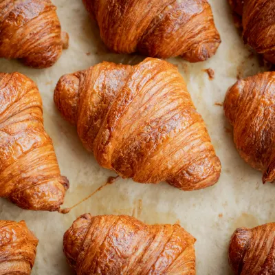 Glanzende roomboter croissants op bakpapier