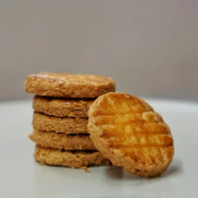 Een stapel ronde, goudbruine koekjes