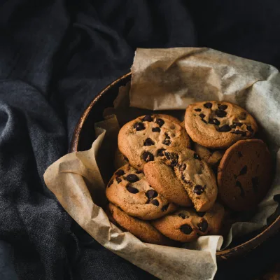 Chocoladekoekjes in een schaal met bakpapier