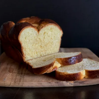 Een gesneden suikerbrood met zachte, lichte binnenkant