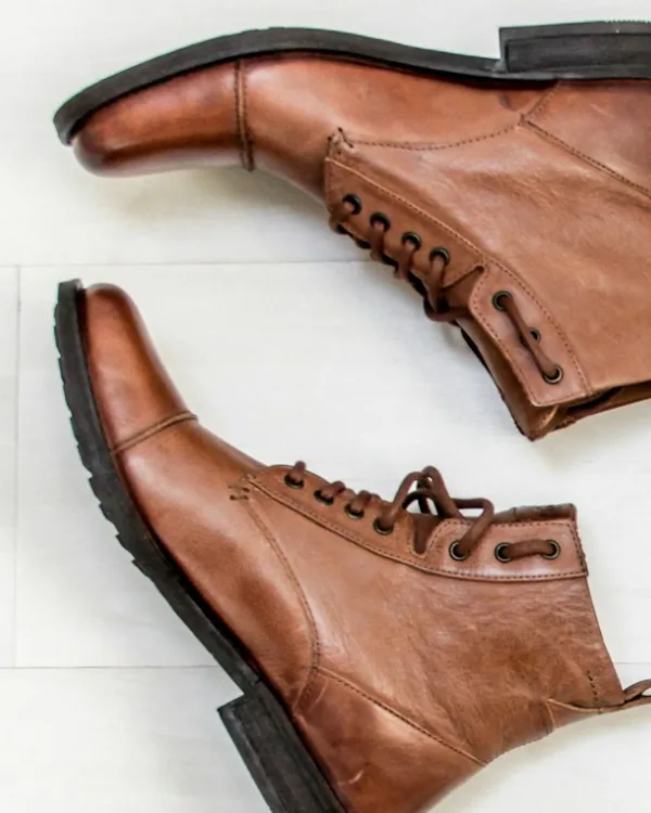 Een paar cognackleurige leren veterboots