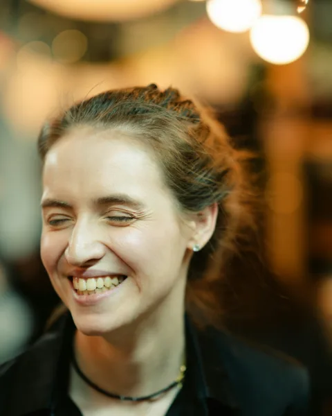 Fenna lacht in de salon