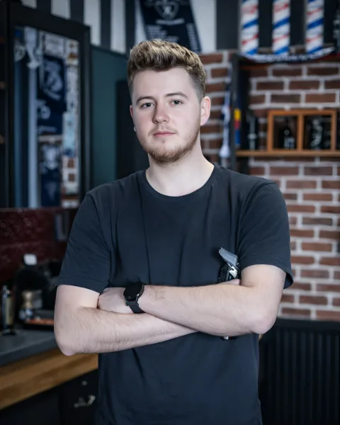 Jelmer staat met de armen over elkaar in de barbierhoek