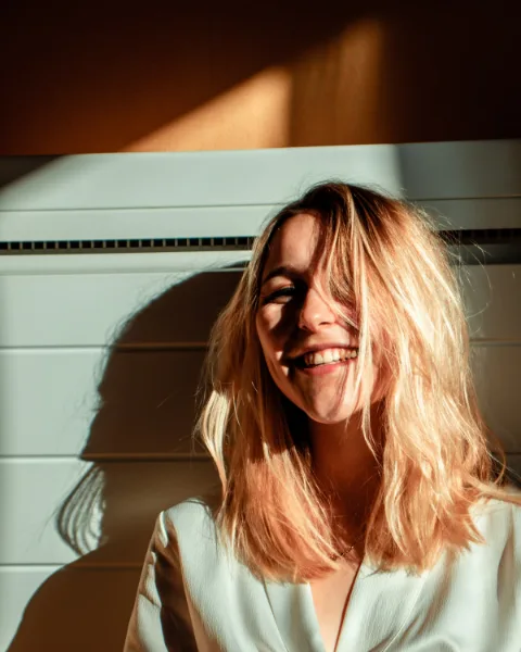 Sietske met blond haar in de zon