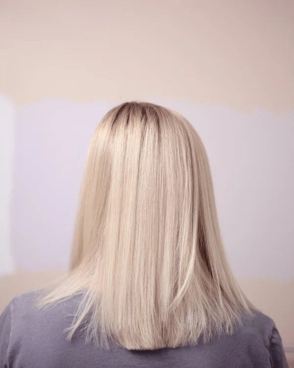 Achteraanzicht van strak geknipt blond haar tot op de schouders
