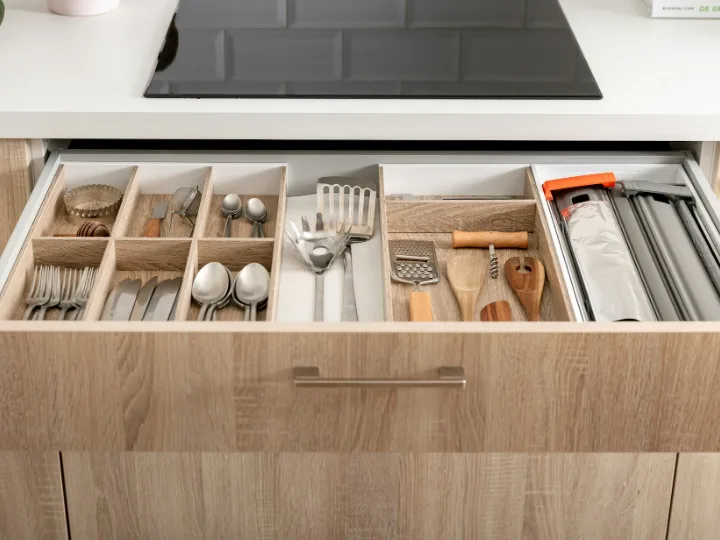 Open keukenlade in eiken met een houten indeling voor bestek en keukengerei