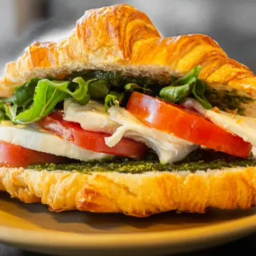 Croissant met ham, kaas, tomaat en pesto