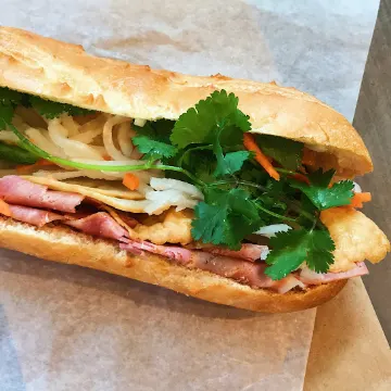 Stokbroodje met ham, ingelegde wortel en verse koriander