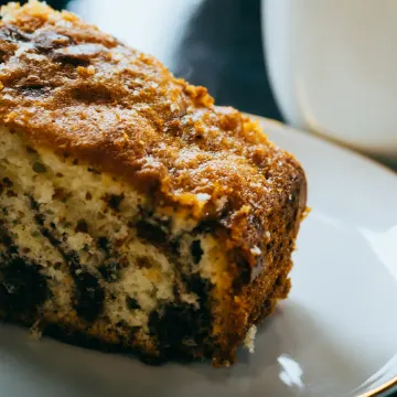 Punt cake met chocolade op een wit bordje