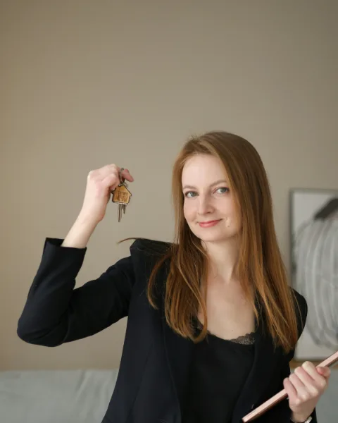 Anouk houdt lachend een sleutelbos omhoog