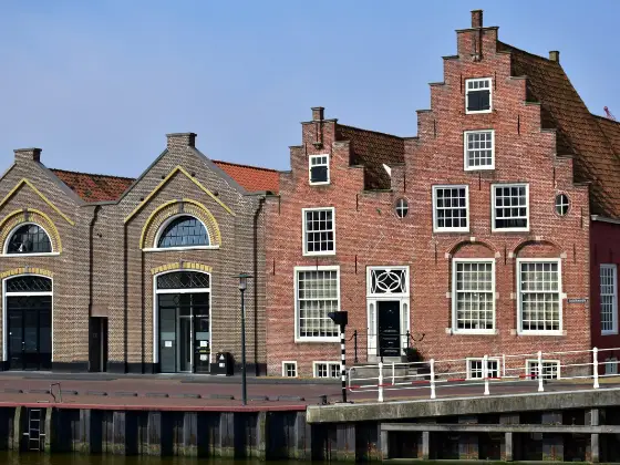 Gerestaureerde pakhuizen met trapgevels aan het water