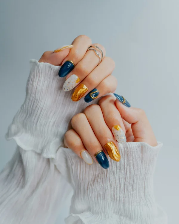Amandelnagels in nachtblauw, crème en goud met marmerlijnen