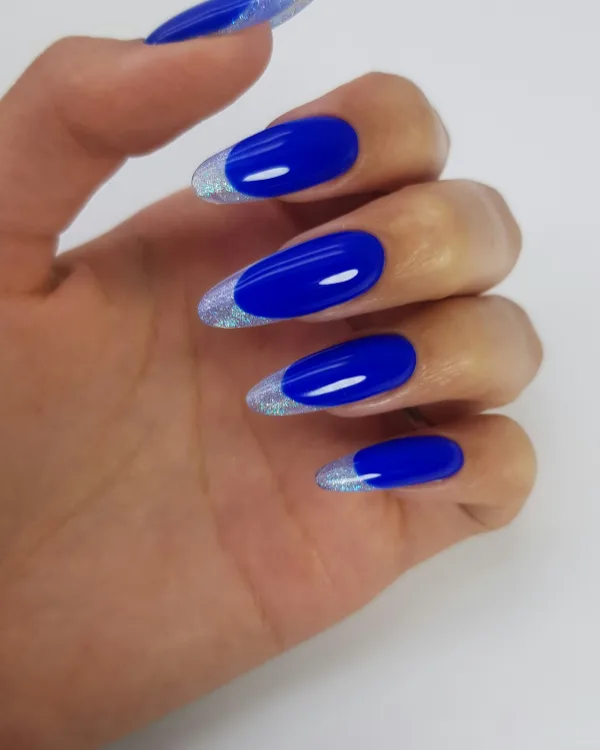 Lange amandelnagels in kobaltblauw met een zilveren glittertip