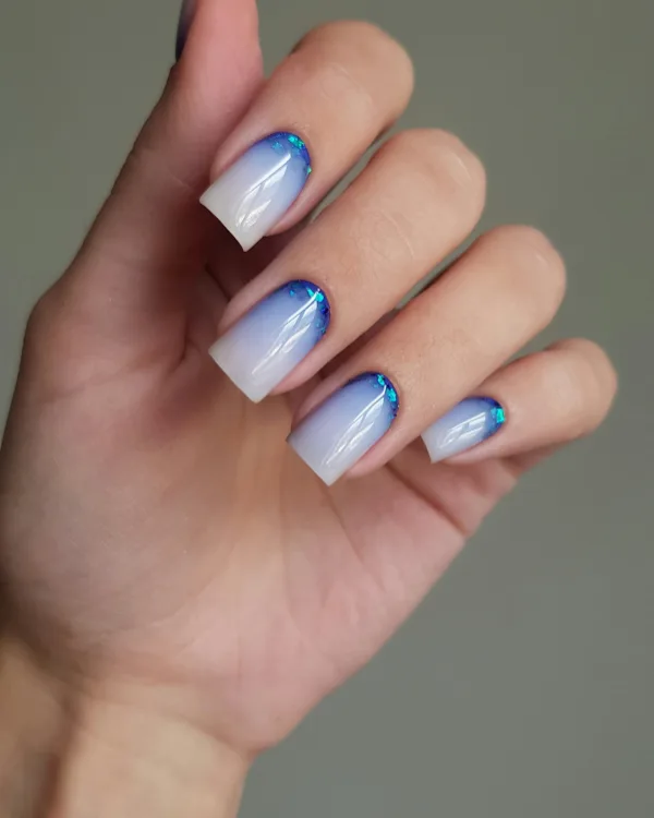 Vierkante nagels met een ombre van wit naar blauw en een chroomrand