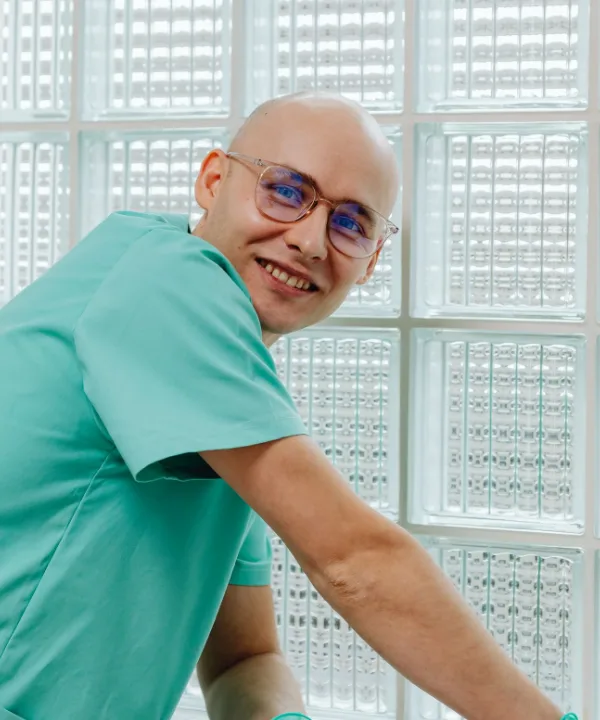 Wiebe in een groen praktijkpak lacht naar de camera