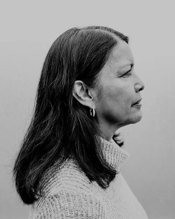 Zwart-witportret van Anke, uitvaartverzorger, in profiel